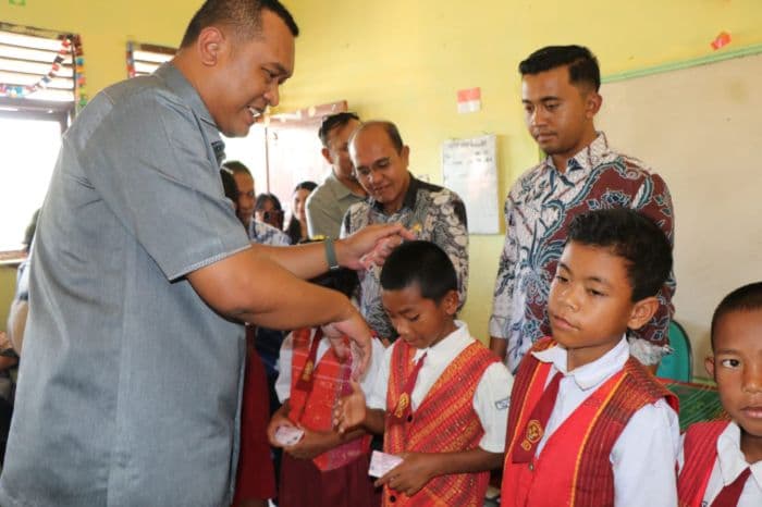 bupati_toba_belajar_dan_menabung_kunci_sukses_bagi_pelajar