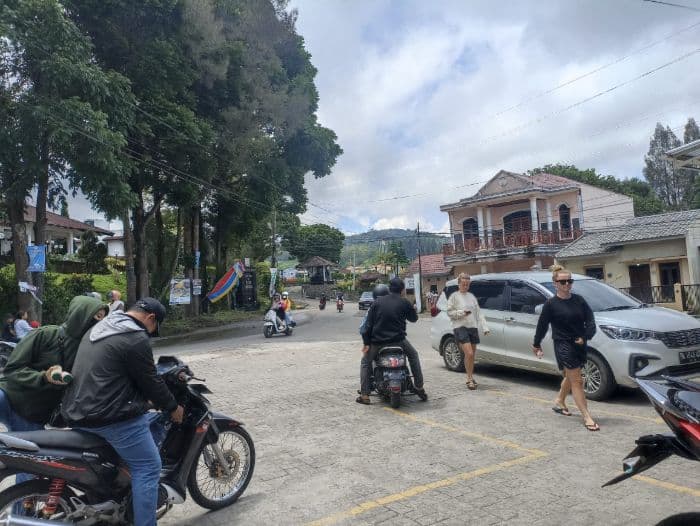 libur_waisak_wisatawan_padati_berastagi_dan_mendaki_gunung_sibayak