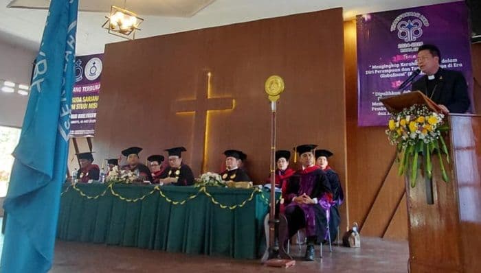 sekda_toba_harapkan_lulusan_stb_hkbp_aktif_bawa_misi_gereja_dan_atasi_masalah_sosial
