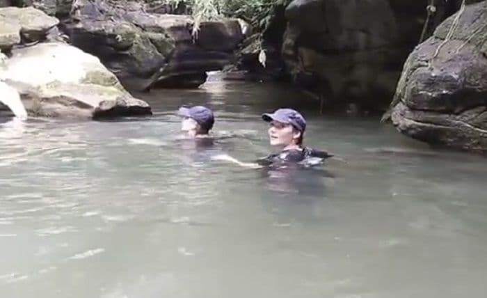 turis_asal_jerman_kagumi_keindahan_sungai_bahorok_di_kaki_gunung_leuser