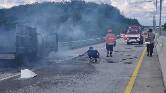 polisi_ungkap_kronologi_dan_dugaan_penyebab_mobil_terbakar_di_tol_sinaksak