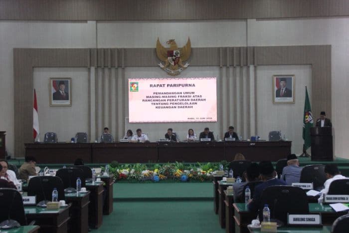 dprd_simalungun_sepakat_bahas_ranperda_keuangan_gerindra_tekankan_transparansi_anggaran