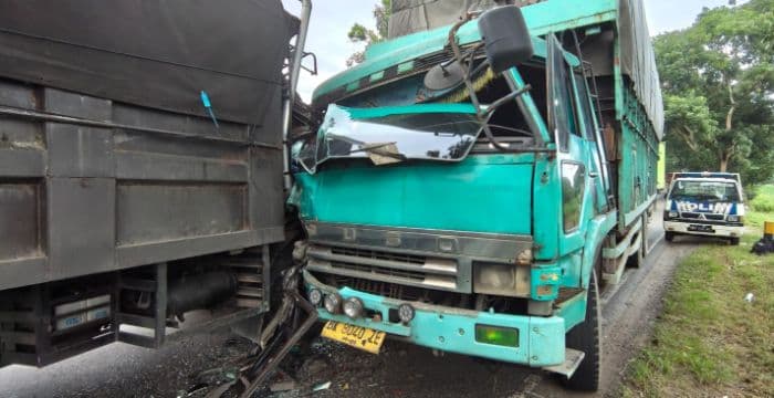 dua_truk_tronton_laga_kambing_di_jalinsum_batu_bara_satu_luka_parah_