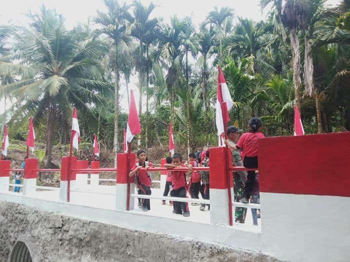 jembatan_rampung_dibangun_warga_desa_holi_tak_lagi_kesulitan_menyeberang