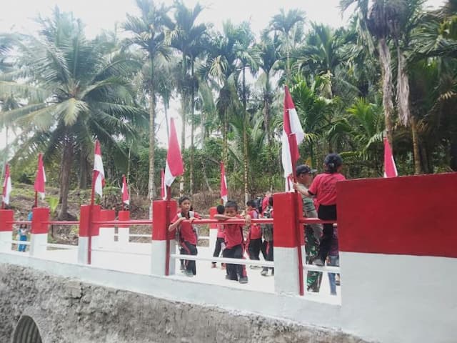 jembatan_rampung_dibangun_warga_desa_holi_tak_lagi_kesulitan_menyeberang