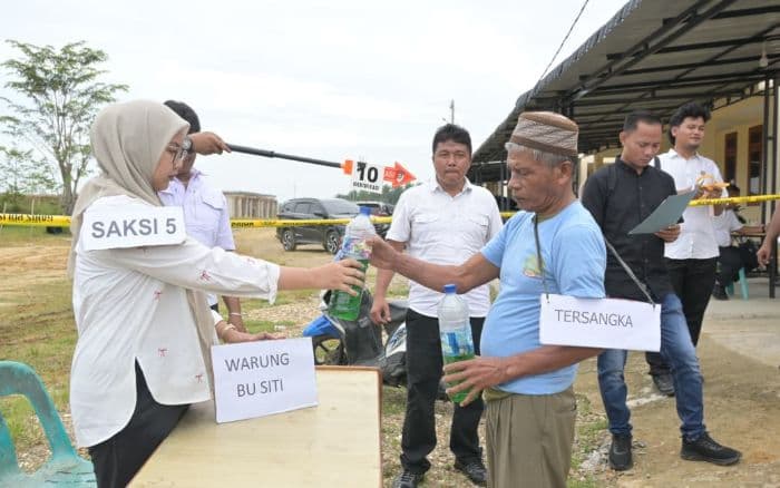 polres_labusel_gelar_rekonstruksi_pembunuhan_wanri_tambak_tersangka_jalani_17_adegan_