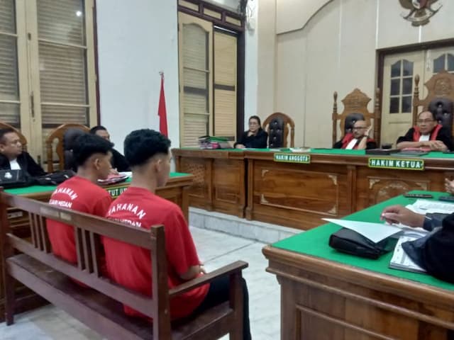 sidang_bbm_jeriken_eks_kasat_reskrim_dan_kanit_pidsus_polrestabes_medan_diperiksa_besok