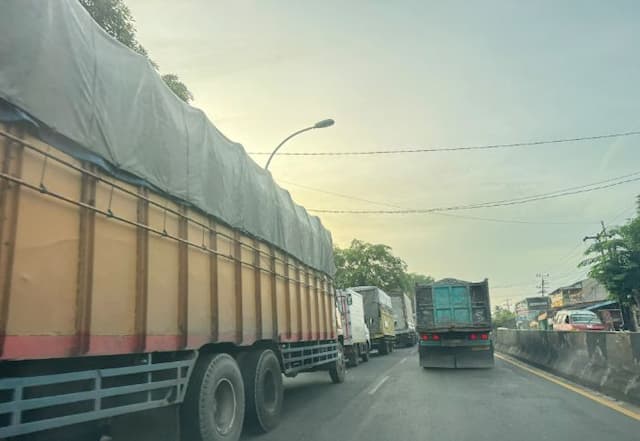 stok_bbm_kosong_antrean_truk_dan_mobil_padati_spbu_di_deli_serdang