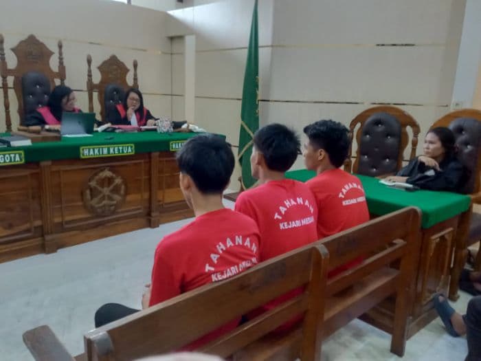 tiga_begal_simpang_avros_medan_dituntut_berbeda_dua_pelaku_terancam_5_tahun_penjara