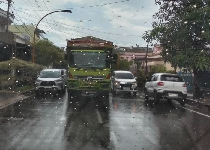 truk_tronton_parkir_di_badan_jalan_sibolga_warga_keluhkan_kemacetan_dan_kesemrawutan