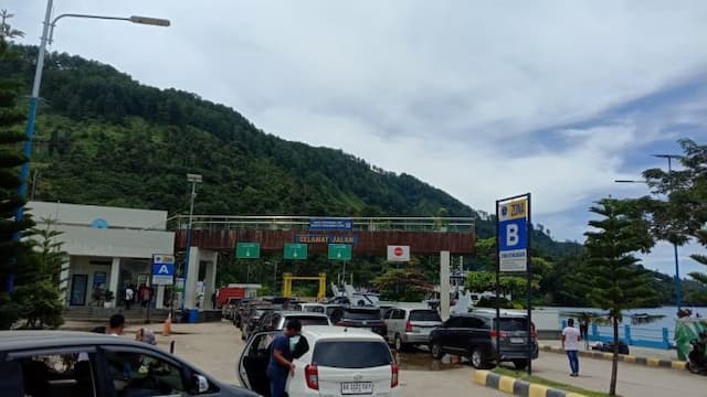 libur_sekolah_penumpang_kapal_penyeberangan_di_danau_toba_alami_lonjakan_