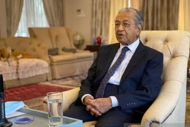 mahathir_mohamad_genap_berusia_100_tahun_tetap_aktif_berpolitik