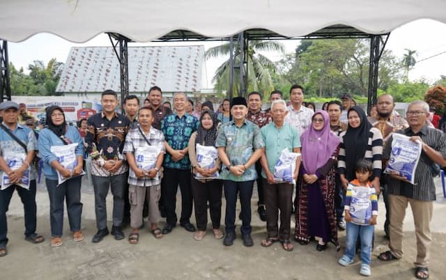 10000_kpm_di_tebing_tinggi_terima_bantuan_beras_prmium_tahap_pertama_