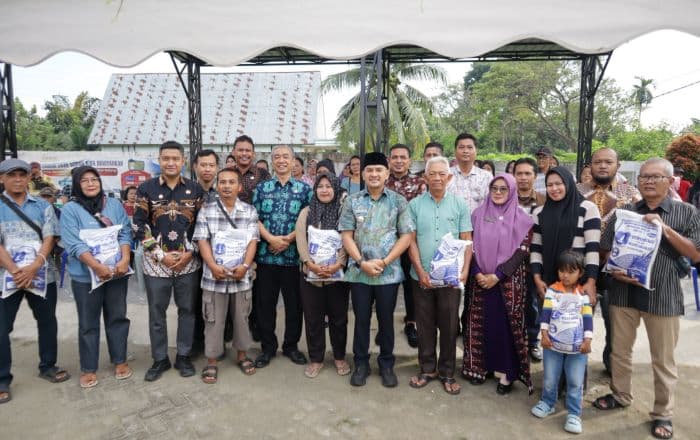 10000_kpm_di_tebing_tinggi_terima_bantuan_beras_prmium_tahap_pertama_