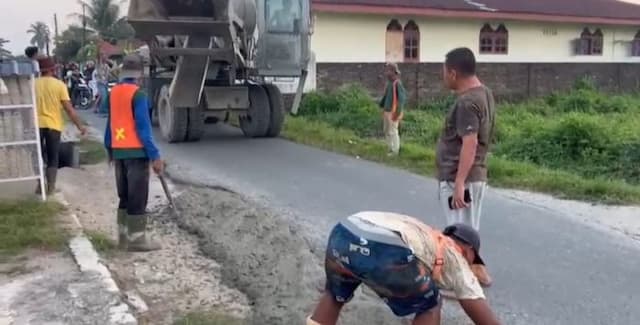 gunakan_dana_pribadi_warga_tebing_tinggi_cor_jalan_rusak_di_jalan_pramuka