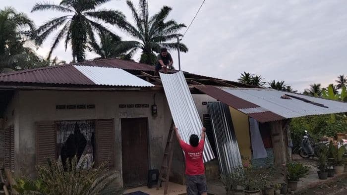 korban_puting_beliung_di_deli_serdang_perbaiki_rumah_dengan_berutang