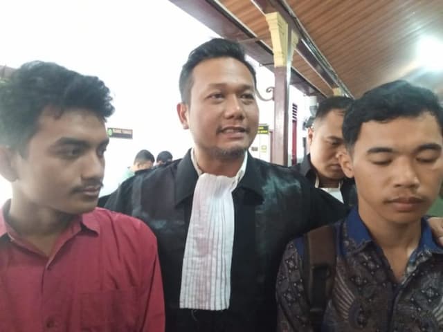 ph_terdakwa_kasus_bbm_jeriken_di_medan_berterima_kasih_kepada_hakim_dan_hinca_panjaitan