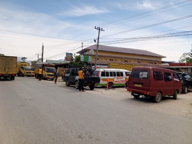 takut_pertalite_kosong_warga_porsea_antre_berjamjam_di_spbu
