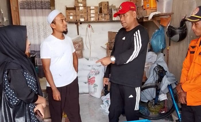 tukang_bakso_tertimpa_pohon_tumbang_terima_bantuan_dari_bpbd_langkat_