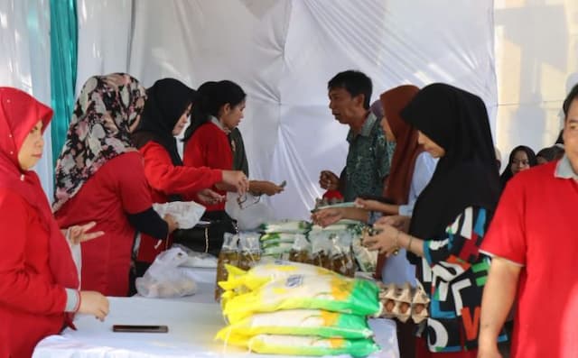 warga_antusias_belanja_di_pasar_murah_yang_digelar_pemko_binjai_