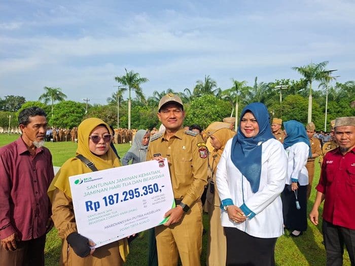 3391_pekerja_rentan_di_tanjungbalai_dapat_perlindungan_bpjs_ketenagakerjaan_santunan_rp616_juta_diserahkan