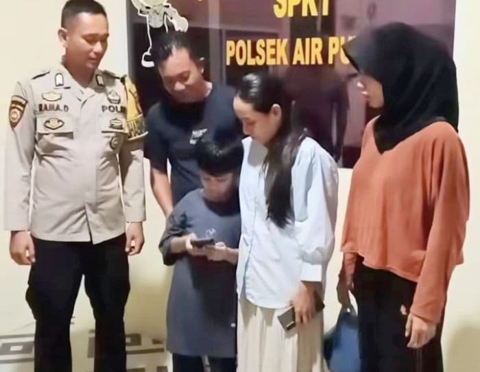 anak_berkebutuhan_khusus_ditemukan_warga_saat_hujan_di_batu_bara