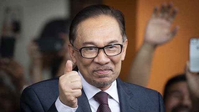 usai_operasi_hernia_pm_malaysia_anwar_ibrahim_jalani_fisioterapi