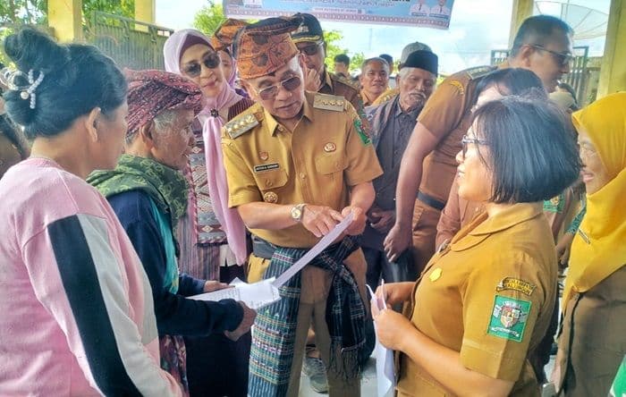 bupati_simalungun_janji_akan_perbaiki_jalan_rusak_di_silimakuta_