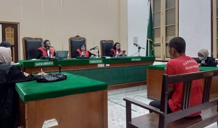 curi_kabel_grounding_di_gedung_manhattan_medan_toni_dihukum_20_bulan_penjara