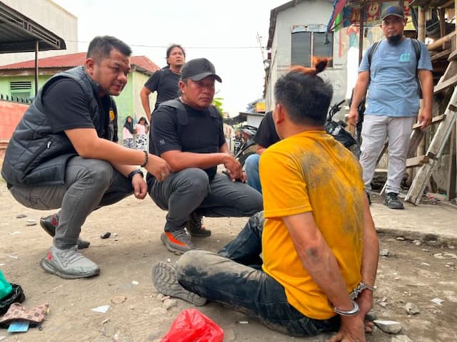 gerebek_sarang_narkoba_di_bantaran_rel_tembung_polisi_amankan_3_kg_ganja