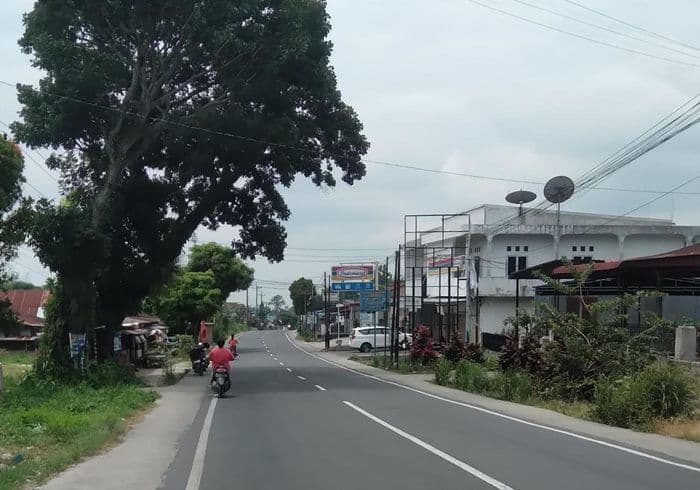 h8_hut_ri_bendera_merah_putih_terlihat_sepi_di_jalan_pematangsiantarraya_