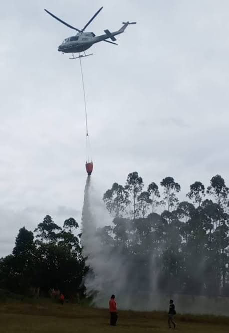 helikopter_water_bombing_dikerahkan_padamkan_karhutla_di_gunung_bromo_520_hektare_terbakar