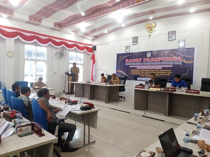 pemkab_toba_sampaikan_nota_pengantar_rancangan_pkua_dan_pppas_di_paripurna_