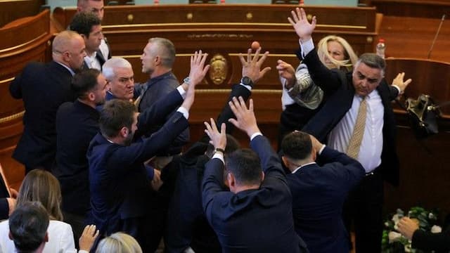 pm_kosovo_dilempar_telur_saat_sidang_parlemen_oposisi_teriak_memalukan
