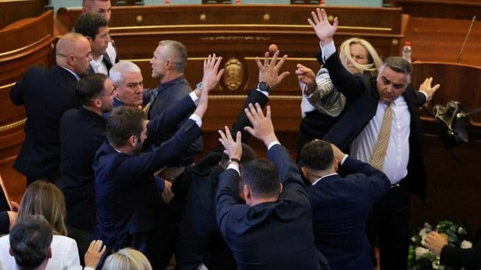 pm_kosovo_dilempar_telur_saat_sidang_parlemen_oposisi_teriak_memalukan