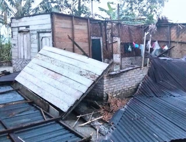 satu_rumah_di_desa_mekar_mulio_batu_bara_roboh_diterjang_angin