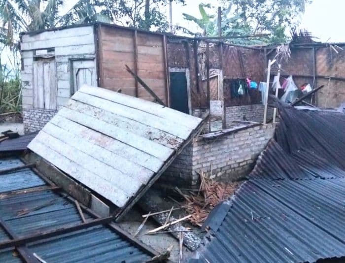 satu_rumah_di_desa_mekar_mulio_batu_bara_roboh_diterjang_angin