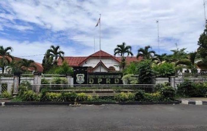 separoh_lebih_anggota_dprd_mangkir_raker_pembahasan_apbd_2027_terancam_tertunda