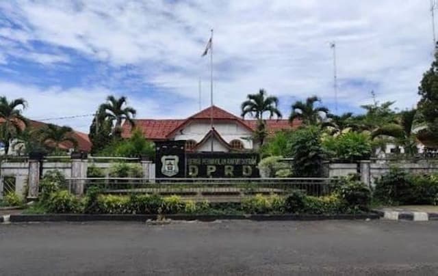 separoh_lebih_anggota_dprd_mangkir_raker_pembahasan_apbd_2027_terancam_tertunda