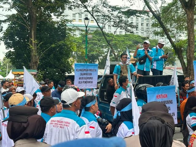 serikat_buruh_binjai_tuntut_hapus_eksploitasi_tenaga_kerja_di_dprd_sumut