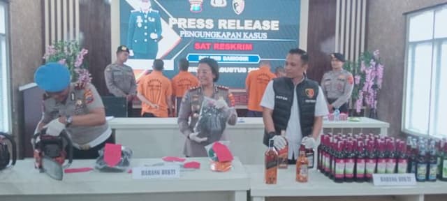 tiga_orang_ditetapkan_sebagai_tersangka_kasus_penebangan_liar_di_samosir