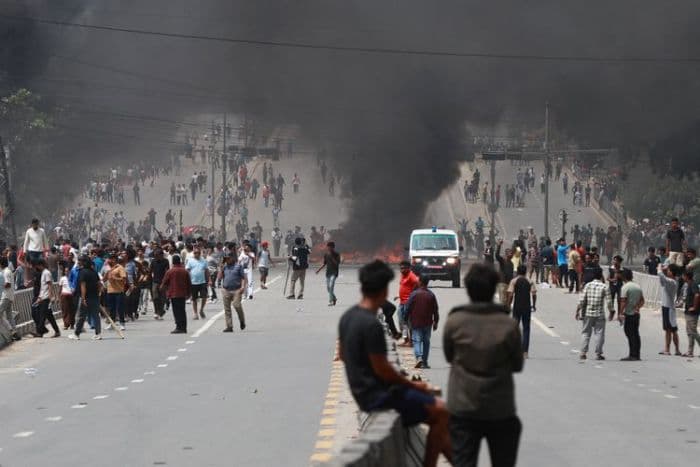 istri_mantan_pm_nepal_tewas_terbakar_saat_protes_generasi_muda_meluas