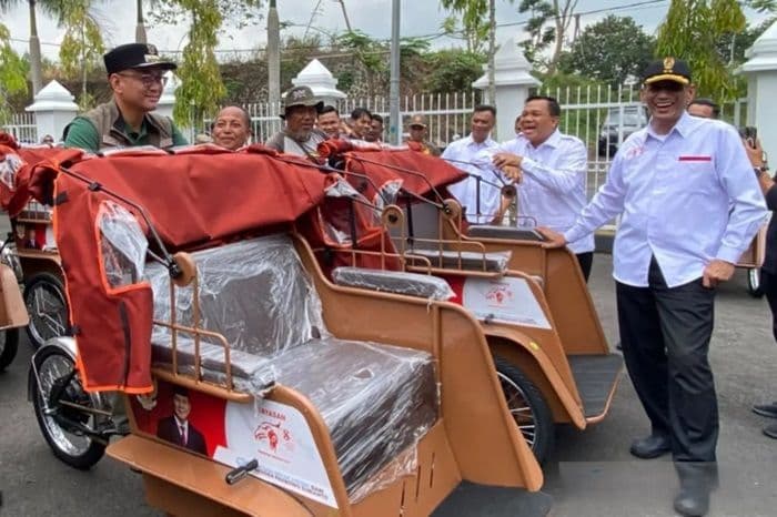220_becak_listrik_bantuan_prabowo_disalurkan_ke_pengayuh_becak_