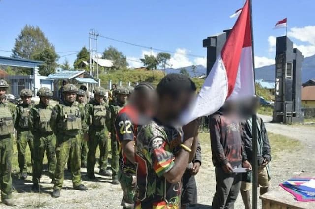 cium_bendera_merah_putih_6_orang_kkb_di_papua_tengah_pilih_kembali_ke_nkri_