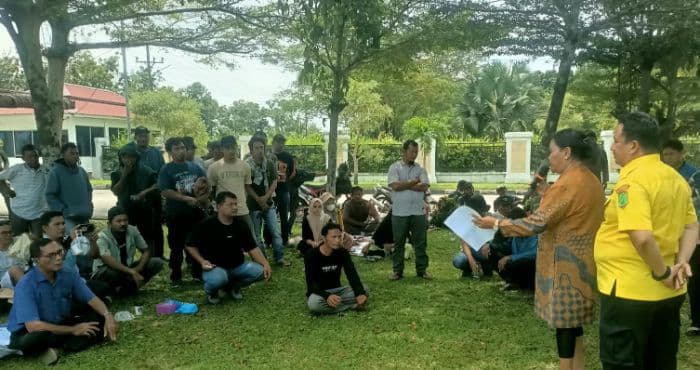 dijadwalkan_bertemu_bupati_labura_massa_tuntut_plasma_20_persen_bubarkan_aksi_