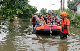 hujan_deras_rendam_medan_labuhan_50_warga_mengungsi_ke_masjid