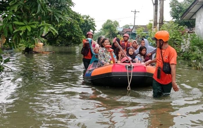 hujan_deras_rendam_medan_labuhan_50_warga_mengungsi_ke_masjid