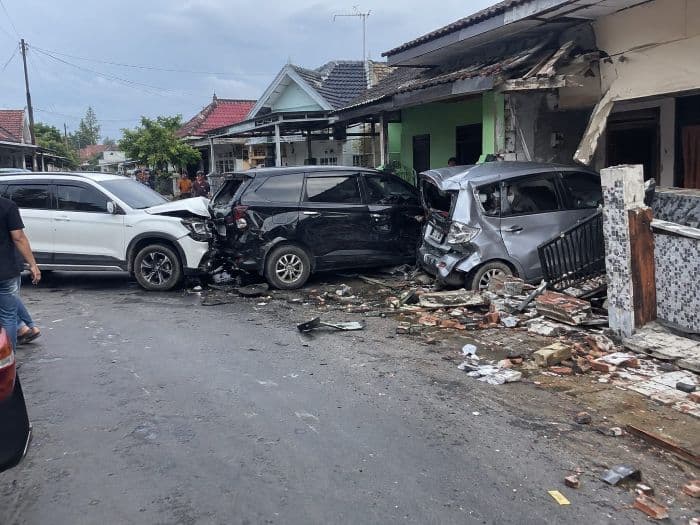 kecelakaan_beruntun_di_jalan_jamin_ginting_rusak_4_rumah_dan_gedung_sekolah