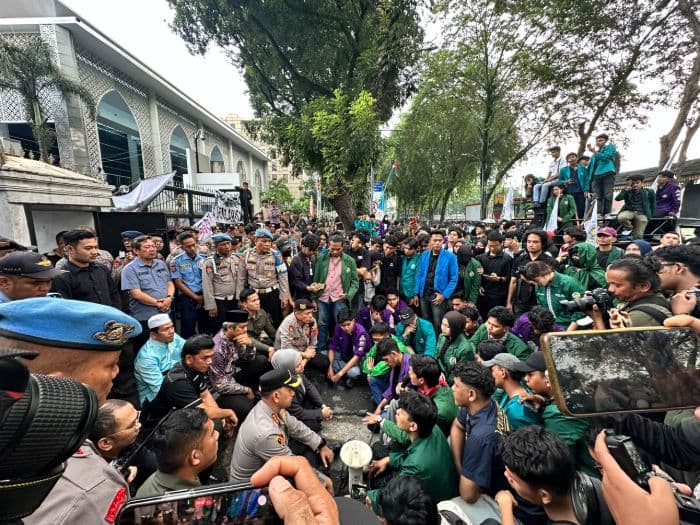 ketua_dprd_sumut_pastikan_lima_tuntutan_bem_si_akan_dikawal