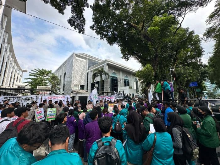 september_hitam_ratusan_mahasiswa_bem_si_gelar_aksi_di_dprd_sumut